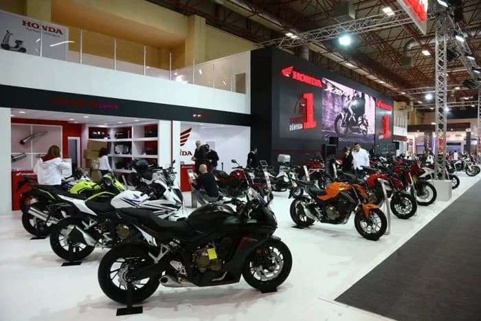Bir motosiklet fuarındaki Honda standında yan yana dizilmiş farklı segmentlerden motosikletler
