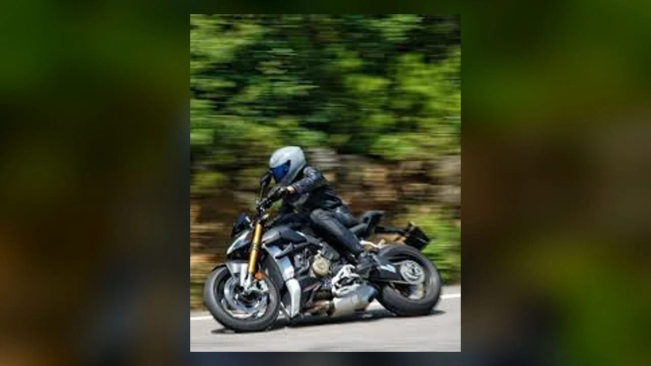 Viraj alan kaportasız (naked) bir motosiklet ve sürücüsü